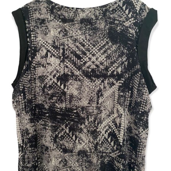 2/$30🌻 mblm Sleeveless Hip Length Blouse - Picture 6 of 9